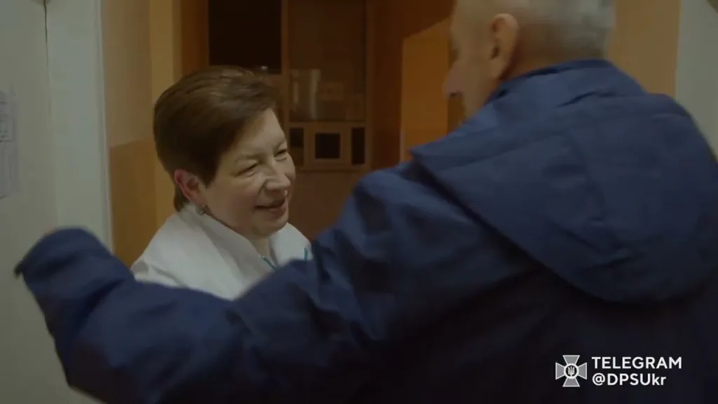 The border guard hugs his mother and grandmother for the first time after being released from captivity!