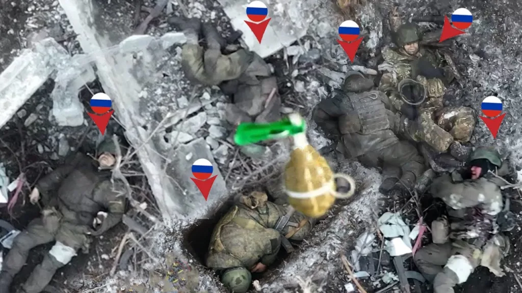 Horrible Attack! Ukrainian FPV drone brutally blow up Russian soldiers on frozen foxhole in Avdiivka