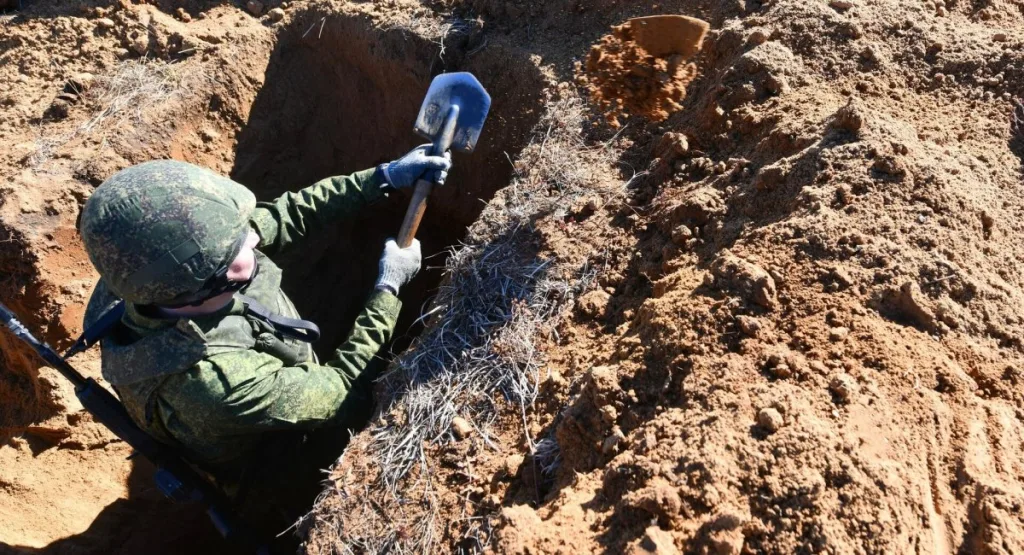 Russian Forces Dig Trenches in Crimea Amid Fear of Ukrainian Offensive