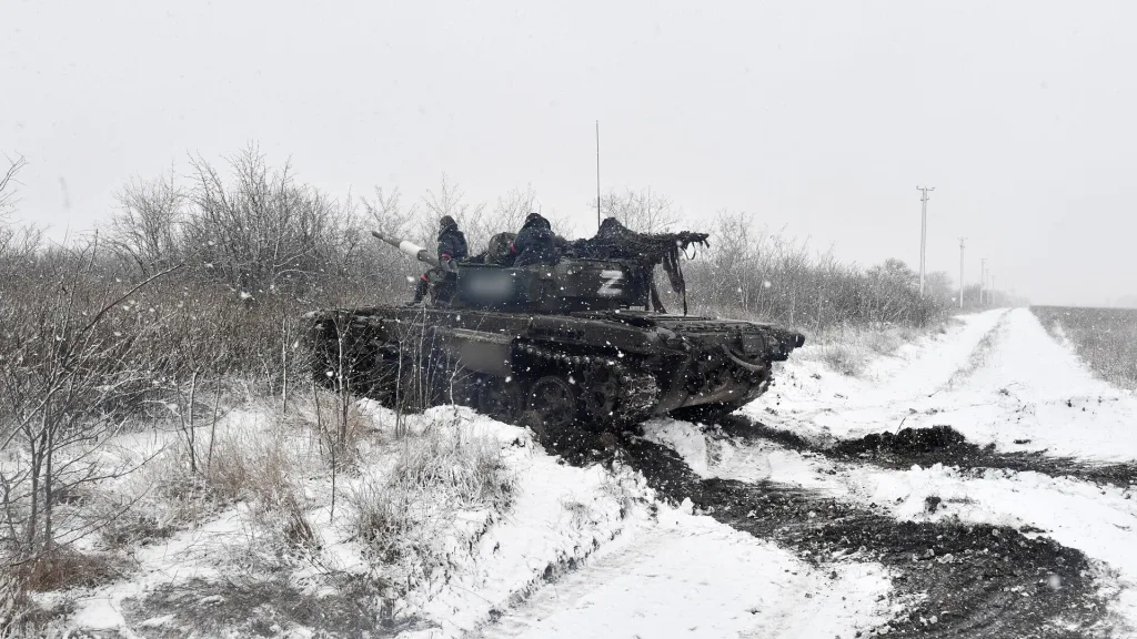 The FPV drone forced the crew of a Russian tank to flee from the battlefield near Avdiivka (Video)