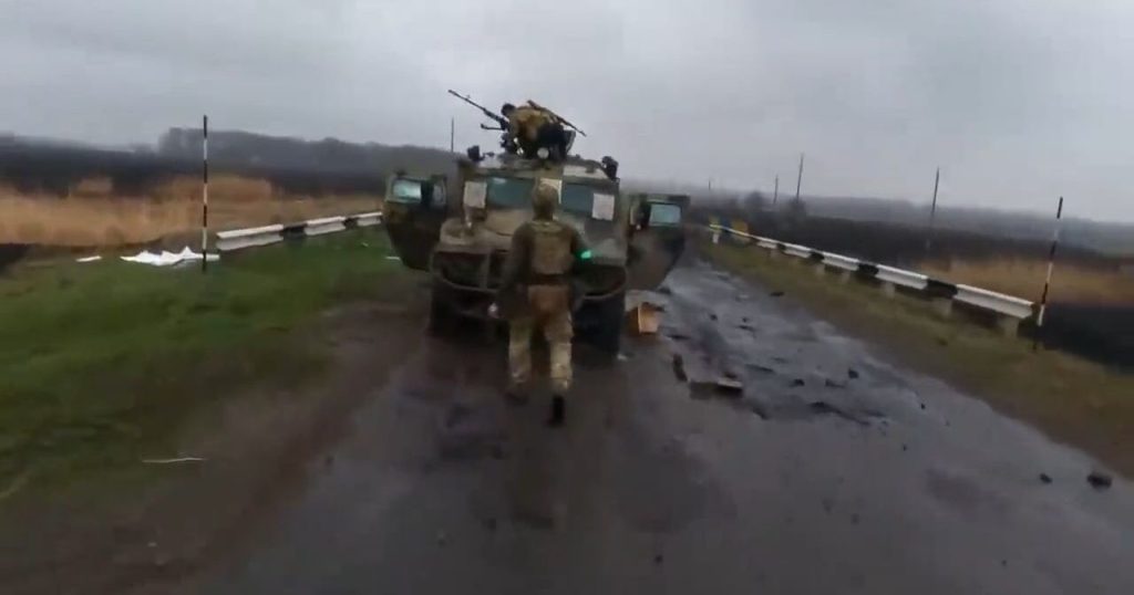 16:09 Fighters loot weapons and ammunition from an armored vehicle abandoned by the occupiers. VIDEO 10 2830